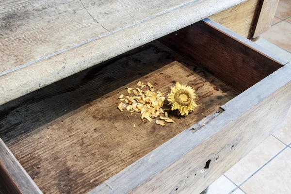 Stary olej słonecznikowy na drewniane tła — Zdjęcie stockowe