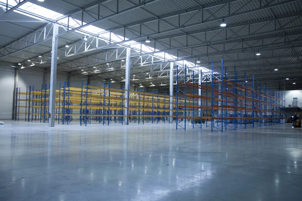 Nouvel entrepôt vide prêt à démarrer ses activités Images De Stock Libres De Droits
