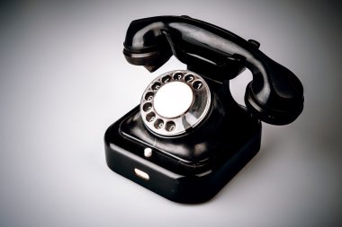 toz ve çizikleri beyaz arka plan üzerinde eski siyah telefon