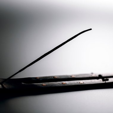 tütsü sopa üzerinde beyaz bir arka plan üzerinde ahşap destek