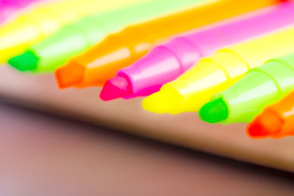 Keçeli kalem parlak renk işaretleyicilerini beyaz zemin üzerine grup — Stok fotoğraf