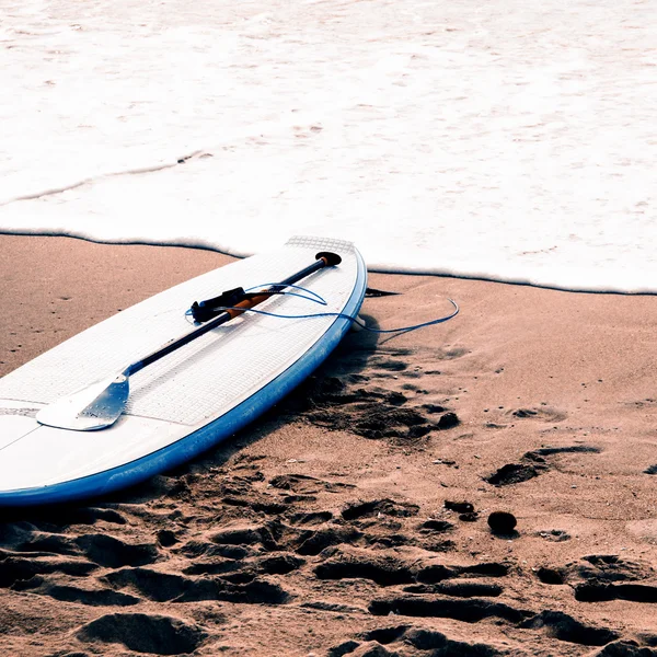 Stranden och surfa ombord — Stockfoto