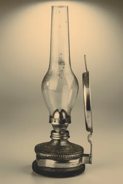 白い背景に隔離された古い灯油ランプ — ストック写真