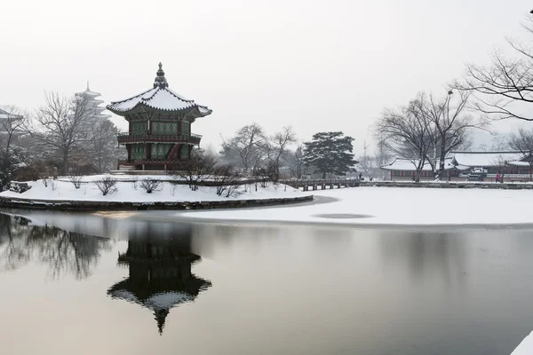 Beautiful gyeongbok palace in soul, south korea - under snow, winter — Stock Photo, Image