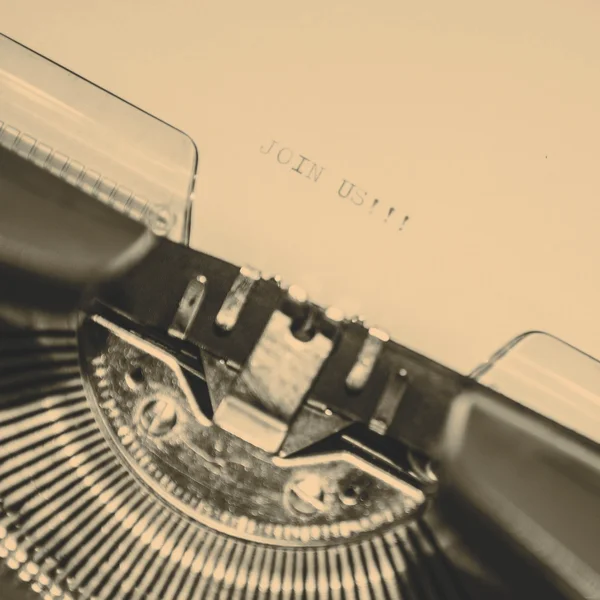 Starý psací stroj s textem k nám — Stock fotografie