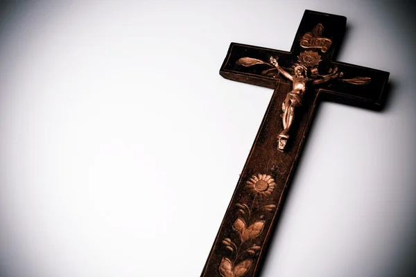 Crucifixo com a figura de Jesus no fundo branco — Fotografia de Stock