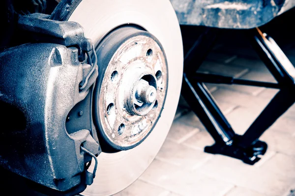 Repairing brakes on car — Stock Photo, Image