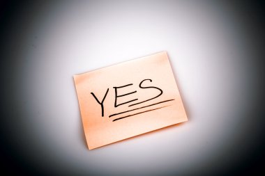 Yapışkan Not mesaj üzerinde beyaz - Evet izole