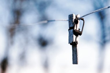 gebroken wasknijper op de draad