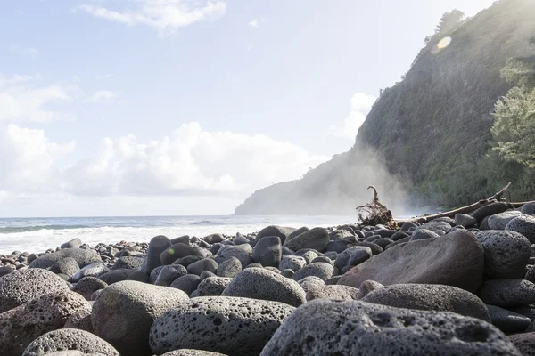 Mooie zwarte stenen strand - waipio vallei, hawaii — Stockfoto
