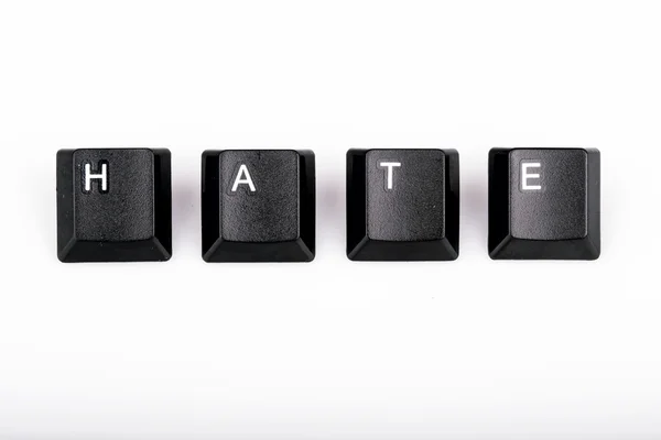 Ódio de texto formado com teclas de teclado do computador no fundo branco — Fotografia de Stock