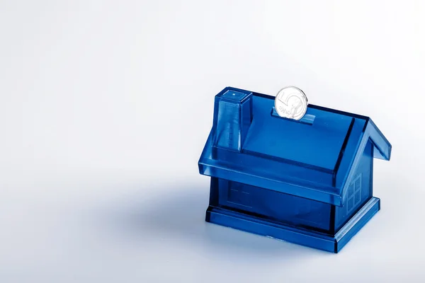 Caja de dinero de la casa azul sobre fondo blanco — Foto de Stock