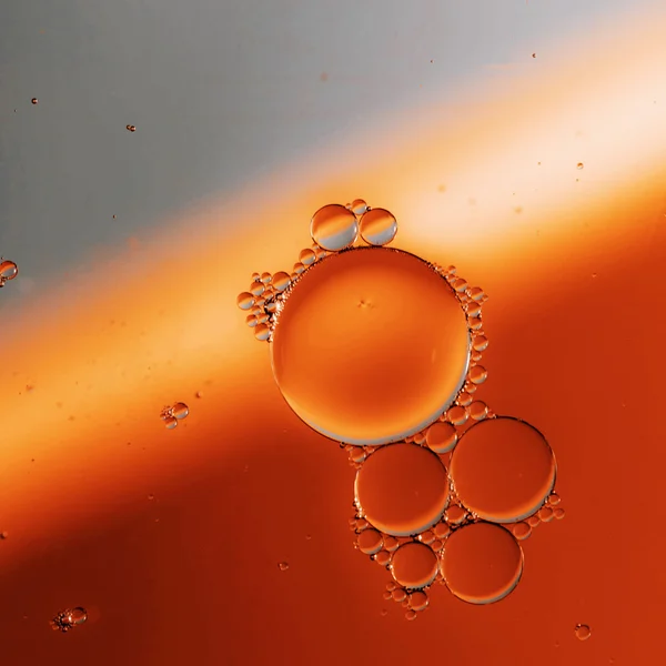 Gocce di olio su una superficie dell'acqua — Foto Stock