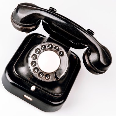 toz ve çizikleri beyaz arka plan üzerinde eski siyah telefon