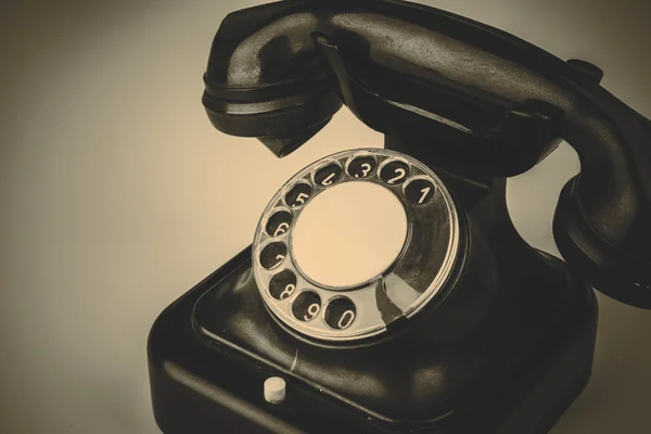 Velho telefone preto com poeira e arranhões no fundo branco — Fotografia de Stock