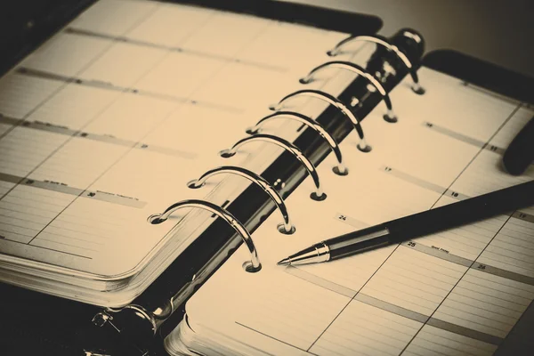 Organizador o planificador personal con bolígrafo sobre fondo blanco — Foto de Stock