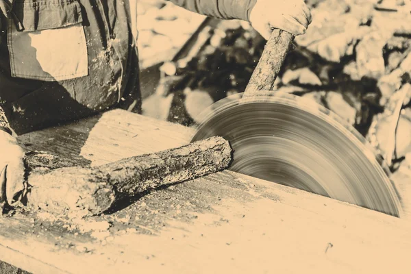Hombre trabajando con hoja de sierra circular —  Fotos de Stock