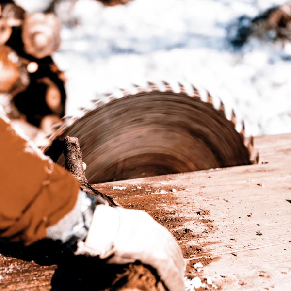 Man aan het werk met cirkelzaag mes — Stockfoto