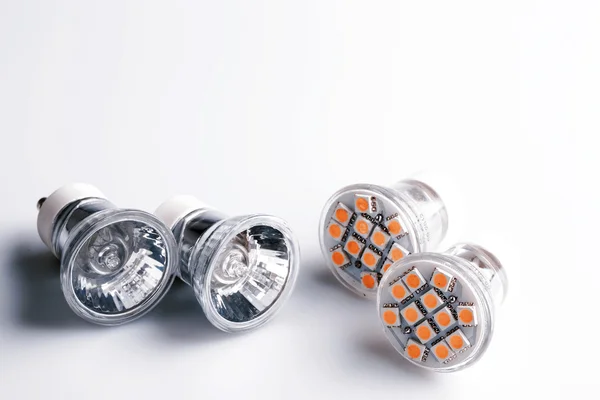 Moderne LED-Lampen mit klassischen alten Glühbirnen — Stockfoto