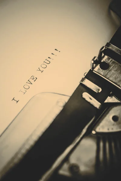 "I love you" message typed by vintage typewriter — Stock Photo, Image