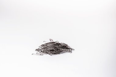 Beyaz arka plan üzerinde izole bir ataç