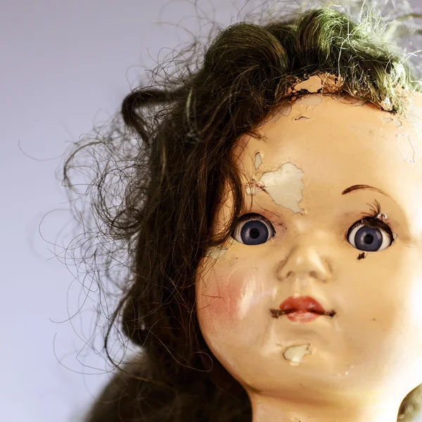Cabeça de boneca assustadora beatiful como do filme de terror — Fotografia de Stock
