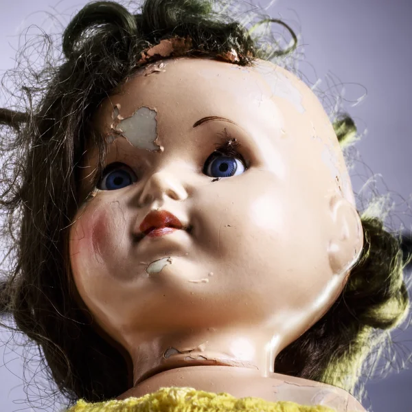 Голова жахливої ляльки, як з фільму жахів — стокове фото