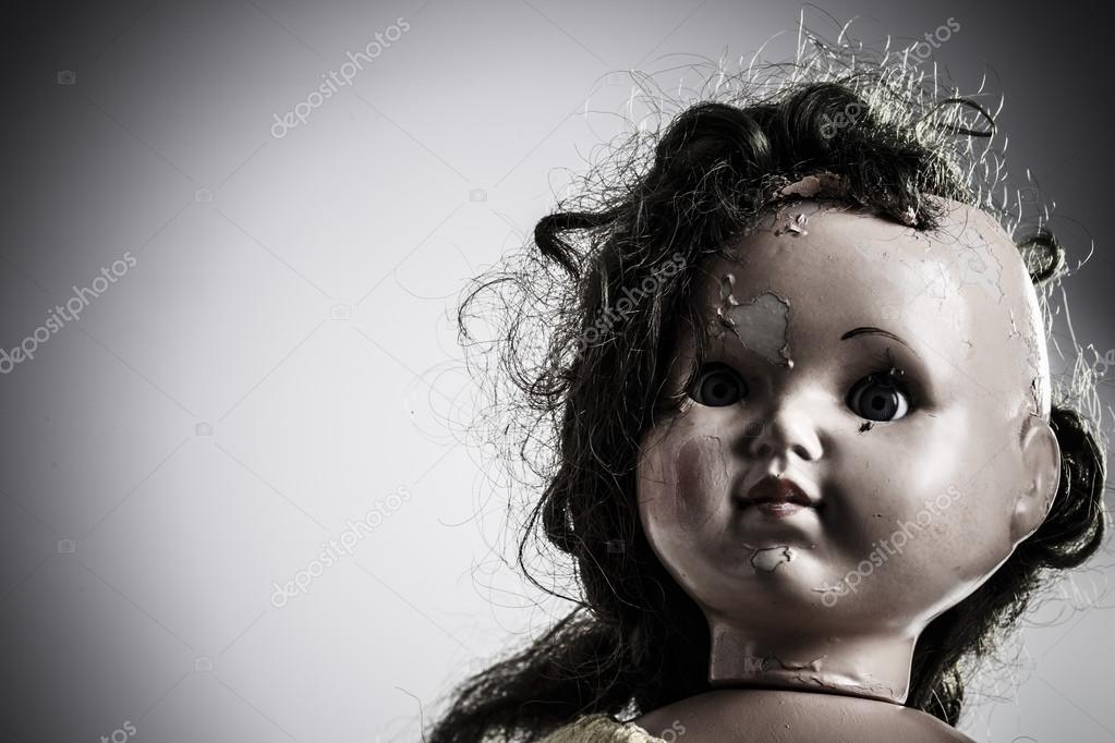 Cabeza de muneca de miedo beatiful como de la pelicula de terror Foto de stock 69653749 jarin13
