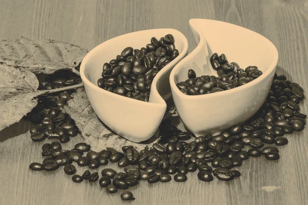 Tazas con granos de café en una mesa de madera — Foto de Stock