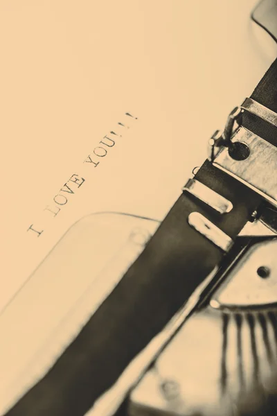"I love you "message typed by vintage typewriter — стоковое фото