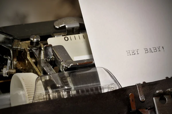 Text Hey Baby typed on old typewriter — Stock Photo, Image