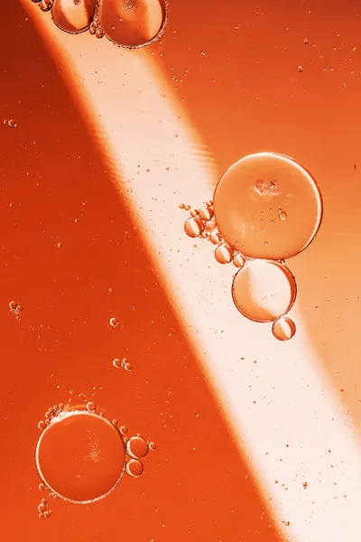 Gotas de óleo em uma superfície de água — Fotografia de Stock