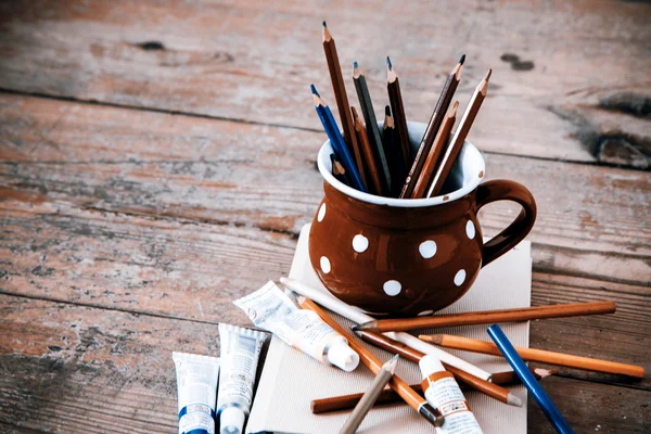 Crayons vintage dans la tasse rouge — Photo