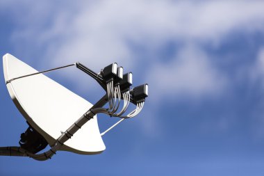 büyük uydu çanağı multifeed Lnb ile