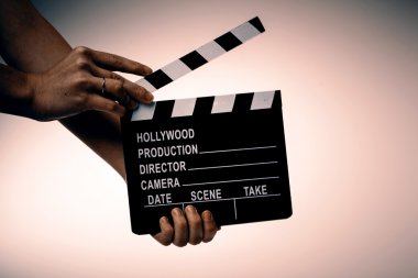 Film sineklik kadının içinde beyaz arka plan üzerinde eller