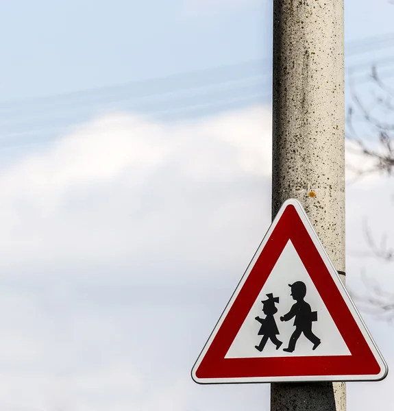 Dopravní značka s varováním - ochrana dětí v blízkosti školy — Stock fotografie