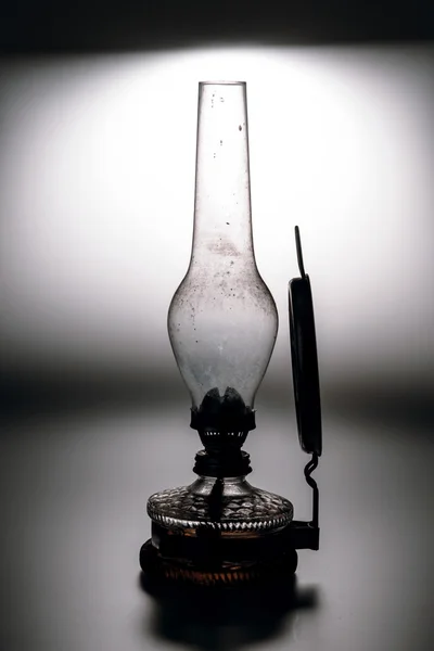 Oude kerosine lamp geïsoleerd op witte achtergrond — Stockfoto