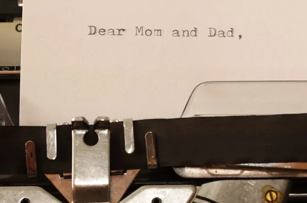 Texto Queridos mamá y papá mecanografiado en la vieja máquina de escribir — Foto de Stock