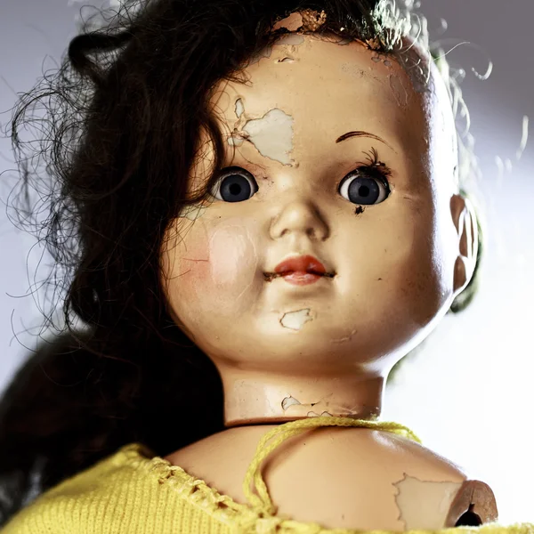 ホラー映画から美しい怖い人形の頭のような — ストック写真