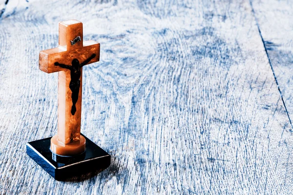 Beautiful old cross with jesus on the old wooden floor — Stock Photo, Image