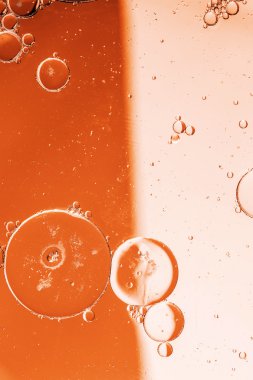 Su yüzeyine yağ damlıyor.