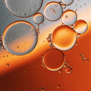 Su yüzeyine yağ damlıyor.