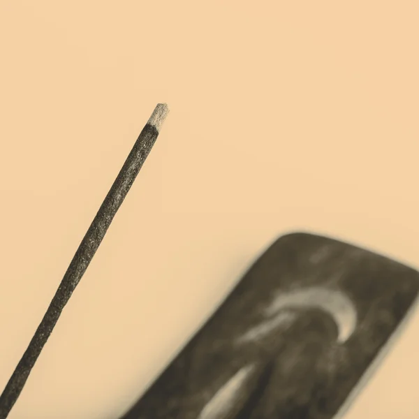 Tütsü sopa üzerinde beyaz bir arka plan üzerinde ahşap destek — Stok fotoğraf