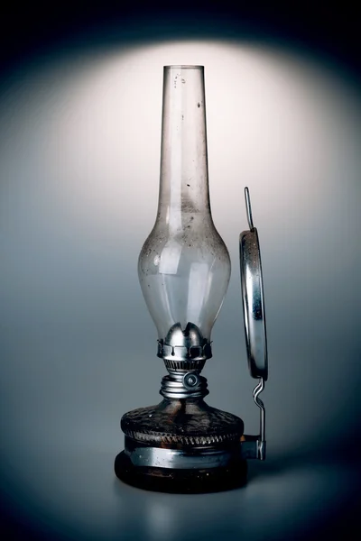 白い背景に隔離された古い灯油ランプ — ストック写真