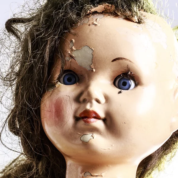 Cabeza de muñeca de miedo beatiful como de la película de terror — Foto de Stock