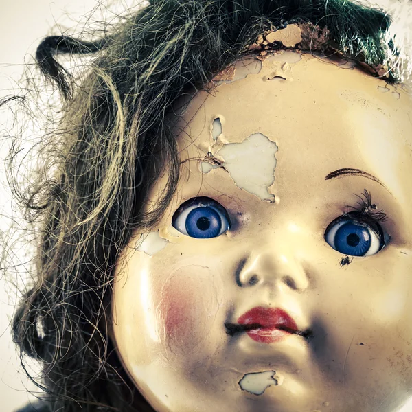 Cabeça de boneca assustadora beatiful como do filme de terror — Fotografia de Stock