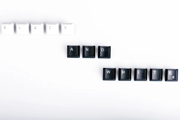 Texto blanco y negro formado con teclas de teclado de ordenador en blanco — Foto de Stock