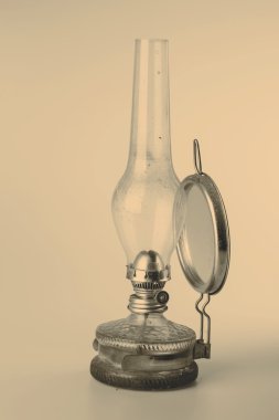 Beyaz arkaplanda izole edilmiş eski gaz lambası