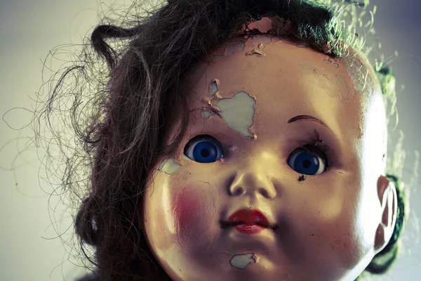 Cabeza de muñeca de miedo beatiful como de la película de terror — Foto de Stock