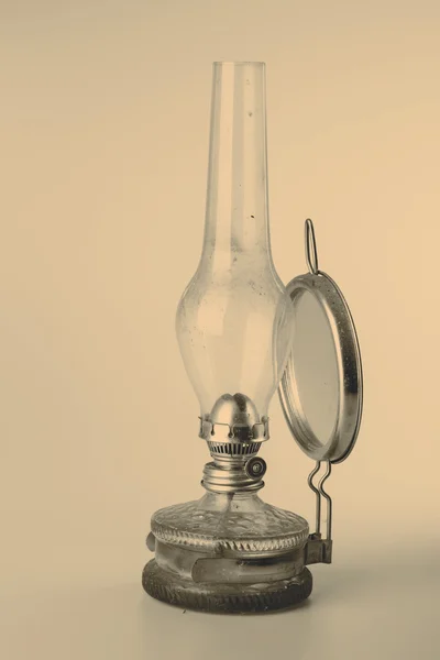 Lâmpada de querosene antiga isolada no fundo branco — Fotografia de Stock